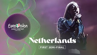  A lot of these lyrics are post-verbal, let's say, which doesn't exactly inspire me. Not a bad song, but a bit of a Coldplay reject. 4.5/10
Mariah: Not loving the simple stage design. It feels a bit like an X Factor winner's song. 4/10
Ben: Nice inventive lyrics; she literally hasn't moved once. 2/10
Total: 10.5/30