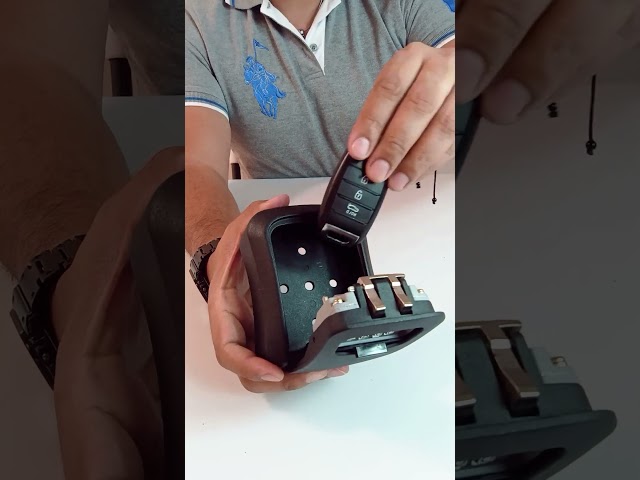 Vídeo relacionado con Westcott Caja de efectivo con cerradura (20 cm) plata | Caja con cerradura de chapa de acero con 2 llaves | Inserto extraíble para monedas con 3 compartimentos | E-51001 SILVER