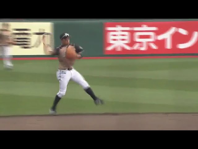 【4回裏】ファイターズ・中島卓 華麗なジャンピングスローからのダブルプレー!!