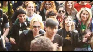 Flashmob in piazza bergognone a Milano con Diego, La Pina, Luca Tommassini e Paola Barale