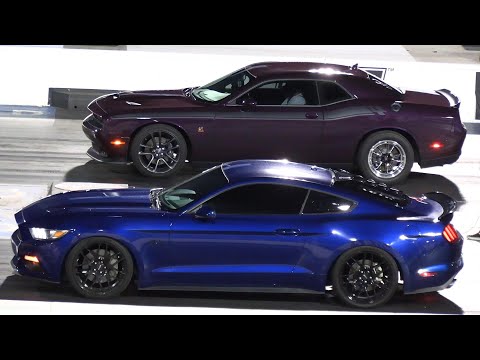 Mustang GT vs Dodge Challenger - muscle cars drag racing