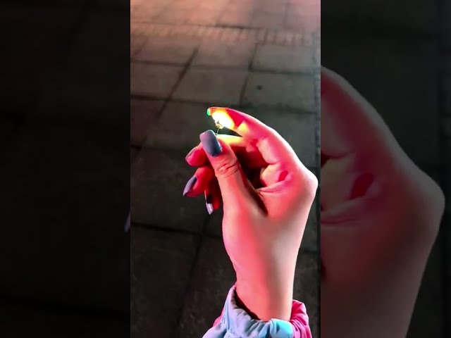Vídeo relacionado con Pendientes de mancuerna Ear-Diamante Festival Glow Drop LED colgante par multi-color luz niños pendientes, talla única, Acero aleado, Sin piedra preciosa