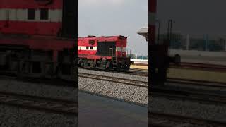 preview picture of video 'WDG 3A passing through kishangarh station with goods train at high speed 100 kmph'