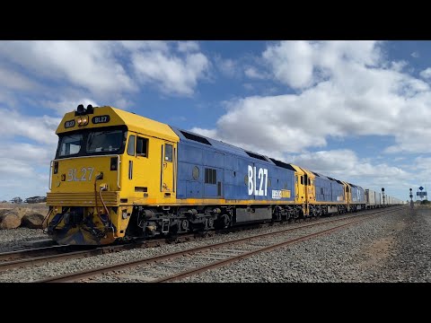 7902V Pacific National Mildura Fruit train with triple BL’s BL27 BL31 BL30 at Gheringhap ￼11/4/2025