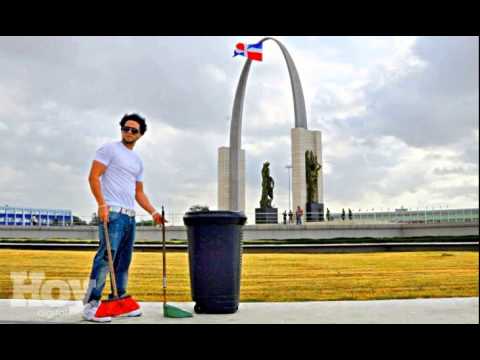 El Alfa limpiando la plaza de la bandera