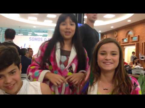 Cinthia Cruz, Raissa Chaddad and João Pedro playing behind the scenes of the novel Chiquititas.