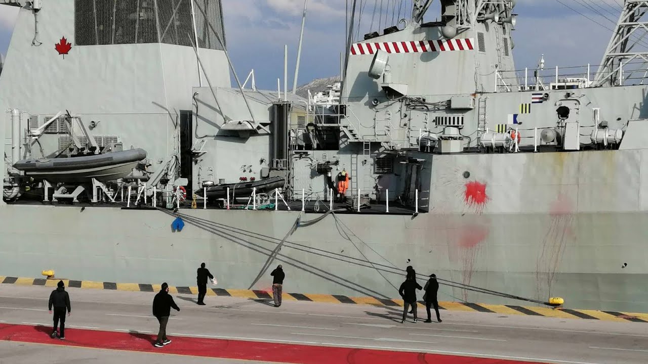 NATO-Schiffe im Hafen von Piräus "gemalt"