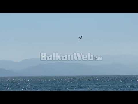 Beteja me flakët/ Avionët në lëvizje mbushen me ujë në plazhin e Shëngjinit