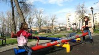 preview picture of video 'Fëmijët në parkun e qytetit të Prizrenit'