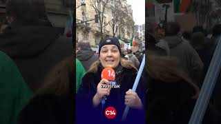 נתי לנגרמן בתיעוד מעצרת מחאה בפריז, בה נצפו דגלי ישראל לצד דגלי טרום-המהפכה. ומי בלטו בהיעדרם? (חדשות ערוץ 14) - התמונה מוצגת ישירות מתוך אתר האינטרנט יוטיוב. זכויות היוצרים בתמונה שייכות ליוצרה. קישור קרדיט למקור התוכן נמצא בתוך דף הסרטון