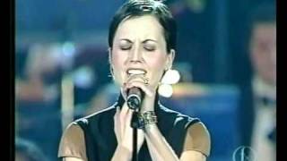 Dolores O´Riordan Analyse Live Vaticano 2001 ¡Merry Christmas And Happy New Year!