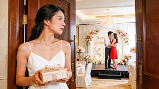 Hij werd betrapt toen hij met zijn ex kuste. Zij scheidde van hem, nam het fortuin en de dochter mee en liet hem met niets achter. Hij heeft er spijt van!