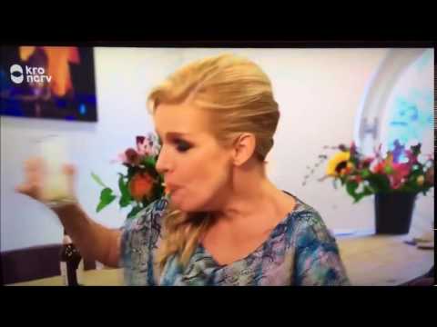 Lucille giet biertje weg