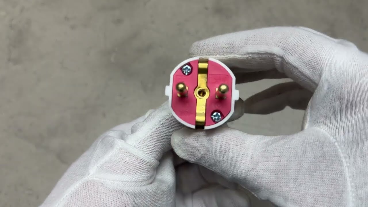 Вилка штепсельная LXL 317WHP из заземлением и ушком белая