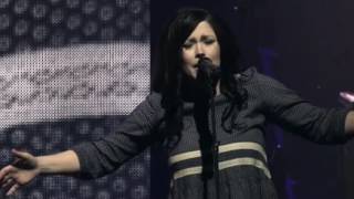 I Am Not Alone - Kari Jobe (Heaven Come Conference)