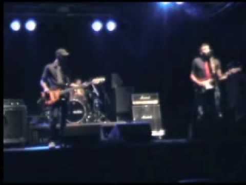 Bristol Sisters - "i don't wanna fall in love"