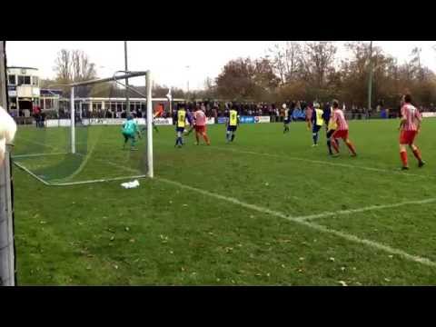 Ike Nanka-Bruce is heel dicht bij de openingstreffer AFC 34 - Zouaven