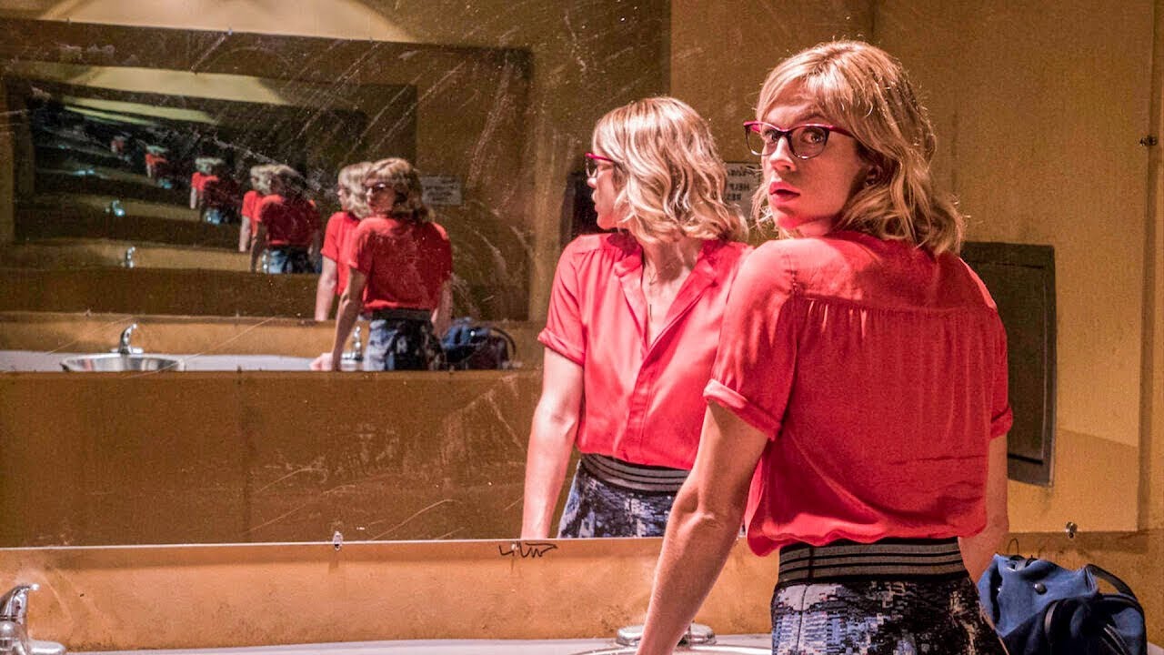 MULHER DESCOBRE UM PORTAL NO ESPELHO PARA OUTRAS DIMENSÕES E  USA PARA ROUBAR IDEIAS DE SUCESSO!