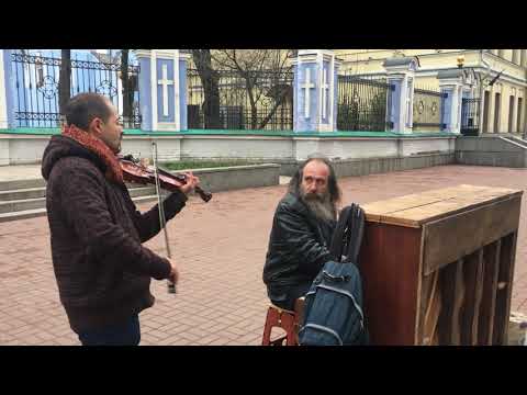 #Kyrylo #Kostyukovsky (Ukraine) & #Pablo #Carvacho Galaz (Chile) street improvisation in Kiev