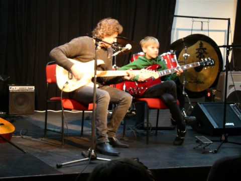 Jag spelar elgitarr.