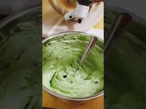 Coloring Crusted ButterCream with Wilton Color Right Food Coloring!   #shorts #buttercream