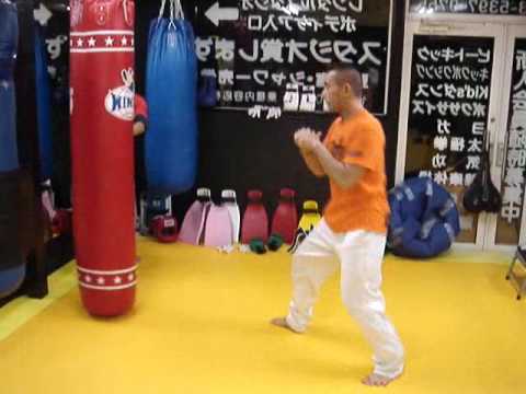 レッツフィットネスジムHIROサンドバッグ蹴り込み