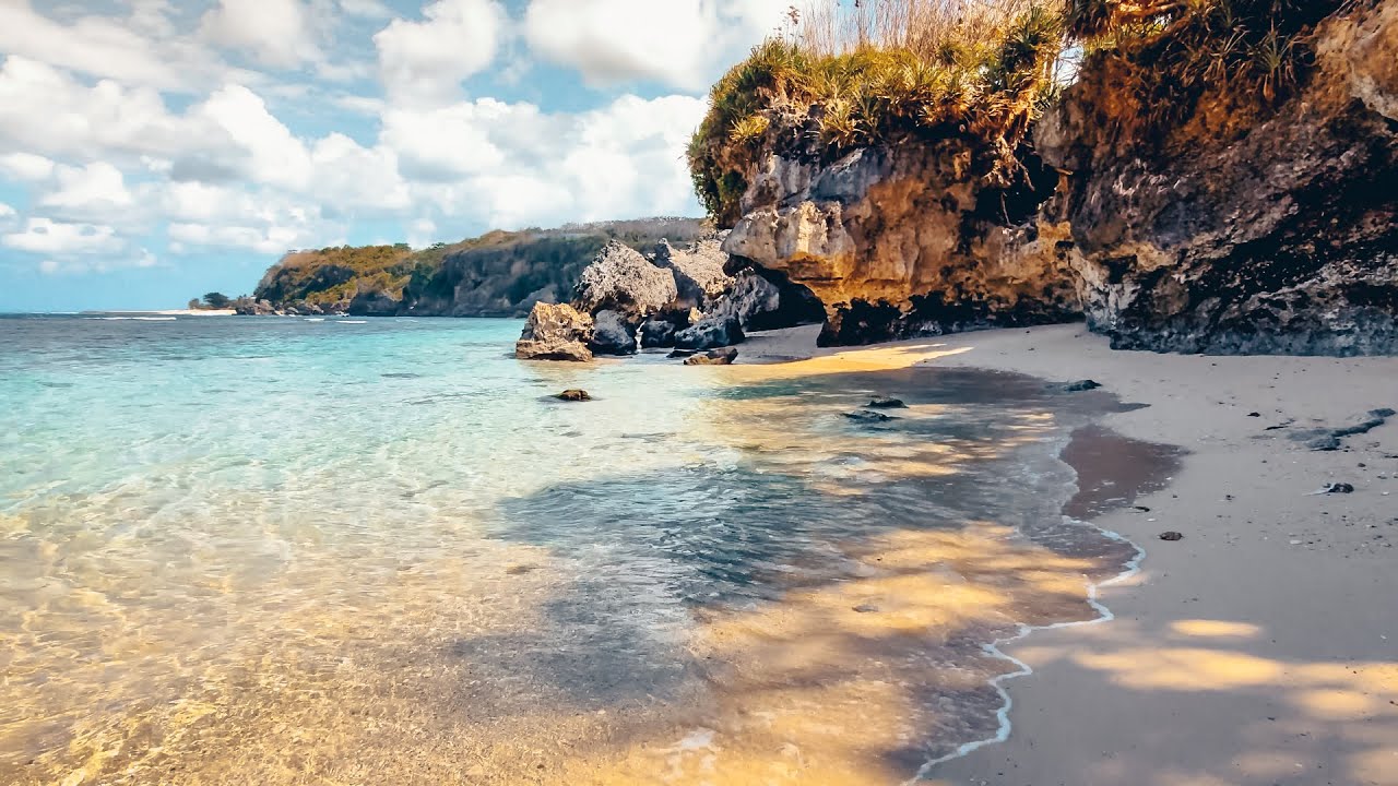Experience an immersive walking tour around Geger Beach.