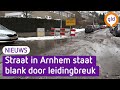 Straat blank in Arnhem door leidingbreuk
