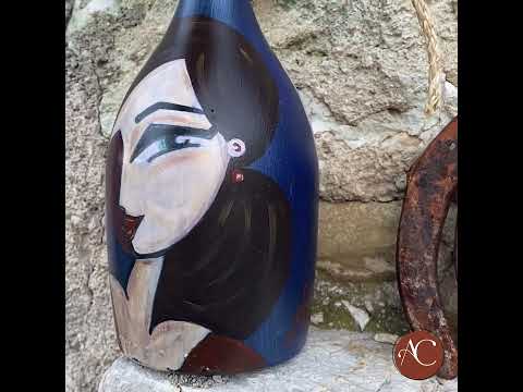 Due donne, due vite (dipinto su bottiglia)