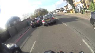 6 POINTS NOT ENOUGH?!?! DRIVER USING MOBILE IN FRONT OF POLICE SMDH