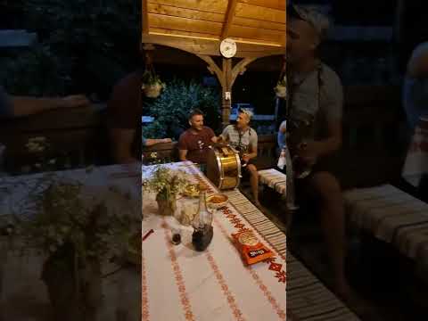 Ștefan Andreica și Ionuc, la Pensiunea Căsuța din Scobai, Vadu Izei, Maramureș