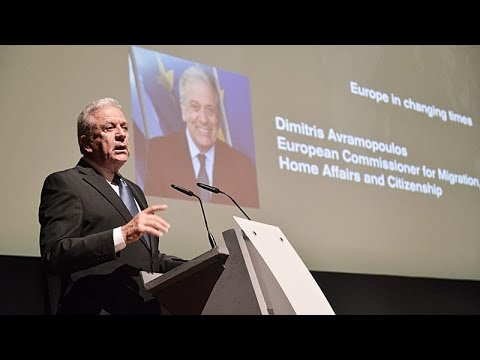 Qatargate, la giustizia belga emette un mandato di arresto per Dimitris Avramopoulos