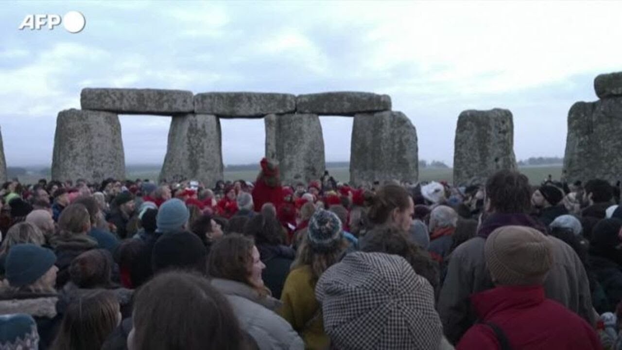 In migliaia a Stonehenge celebrano il solstizio d'inverno