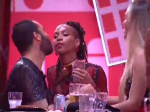 Gil Sarah e karol dão beijo triplo