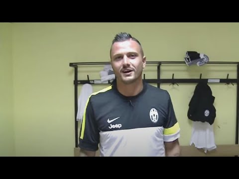 A tour of the Juventus dressing room with Simone Pepe!