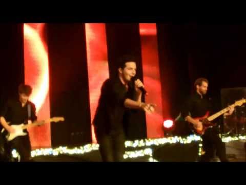 Robin stjernberg ramlar på scen