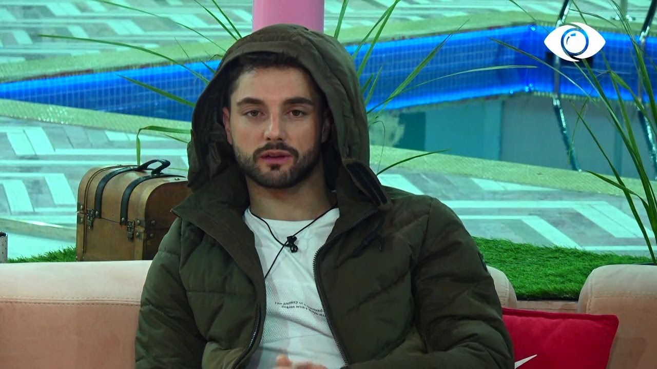 Si të duket Mikela/Vajzat bisedojnë me Enin