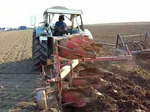 Kräftiger und Brüllender Hanomag Brillant 700 beim Pflügen