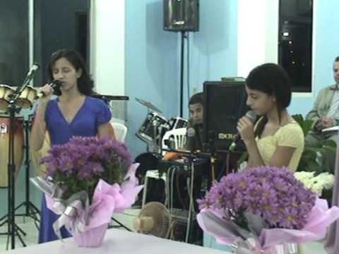 Adrielli e Érika Profetizando as Nações