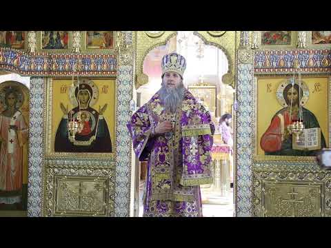 В первый день Успенского поста митрополит Даниил совершил Литургию и освятил мёд в Александро-Невском соборе