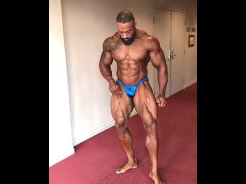 Júlio Balestrin Fazendo Poses Antes Do Campeonato