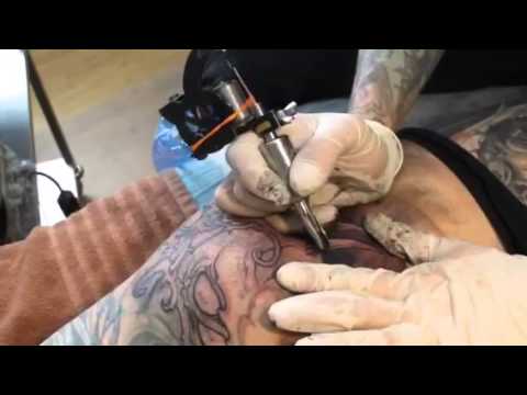 Filip Leu tattooing Yallzee