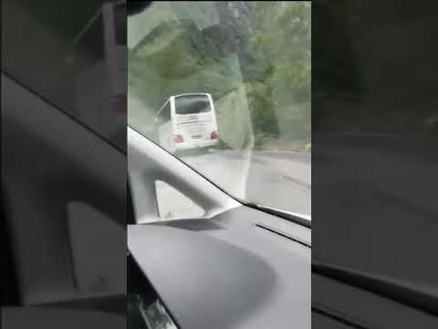 Nerför Stalheimskleiva i Norge bakom buss