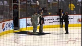 preview picture of video 'Phoenix Coyotes fans sing national anthem - April 13, 2014'