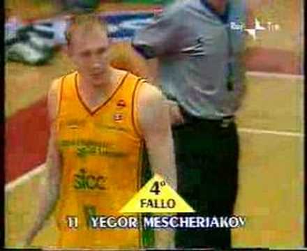 Gundars Vetra (Fabriano) canestro e fallo nel derby con Jesi