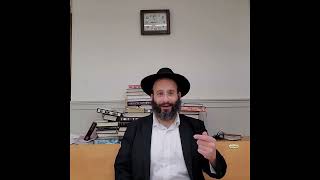 גם פינוי הפסולת צריך להעשות  בשמחה (הרב אלחנן משה נחמנסון) - התמונה מוצגת ישירות מתוך אתר האינטרנט יוטיוב. זכויות היוצרים בתמונה שייכות ליוצרה. קישור קרדיט למקור התוכן נמצא בתוך דף הסרטון