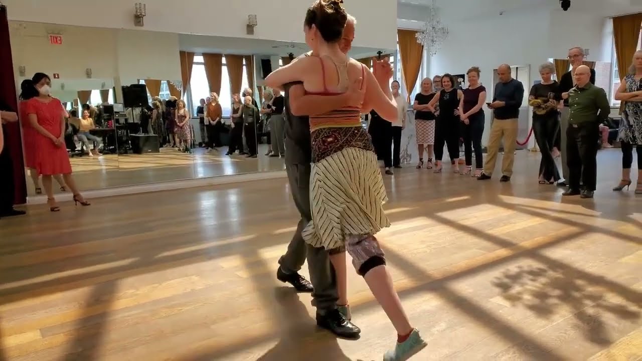Argentine tango práctica: José Garófalo & Rebecca Shulman - parada & colgadita with barrida