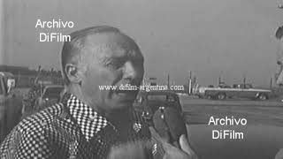 Oscar Galvez hablando con Juan Carlos Perez Loizzeau en el autodromo 1977