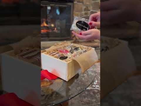 Olive & Cocoa - Watch us unbox our Winter Treats To Share gift crate #holidaytreats
