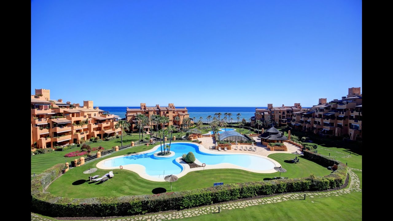 Frontline 4 bedroom penthouse for short term rent in Los Granados del Mar, Estepona